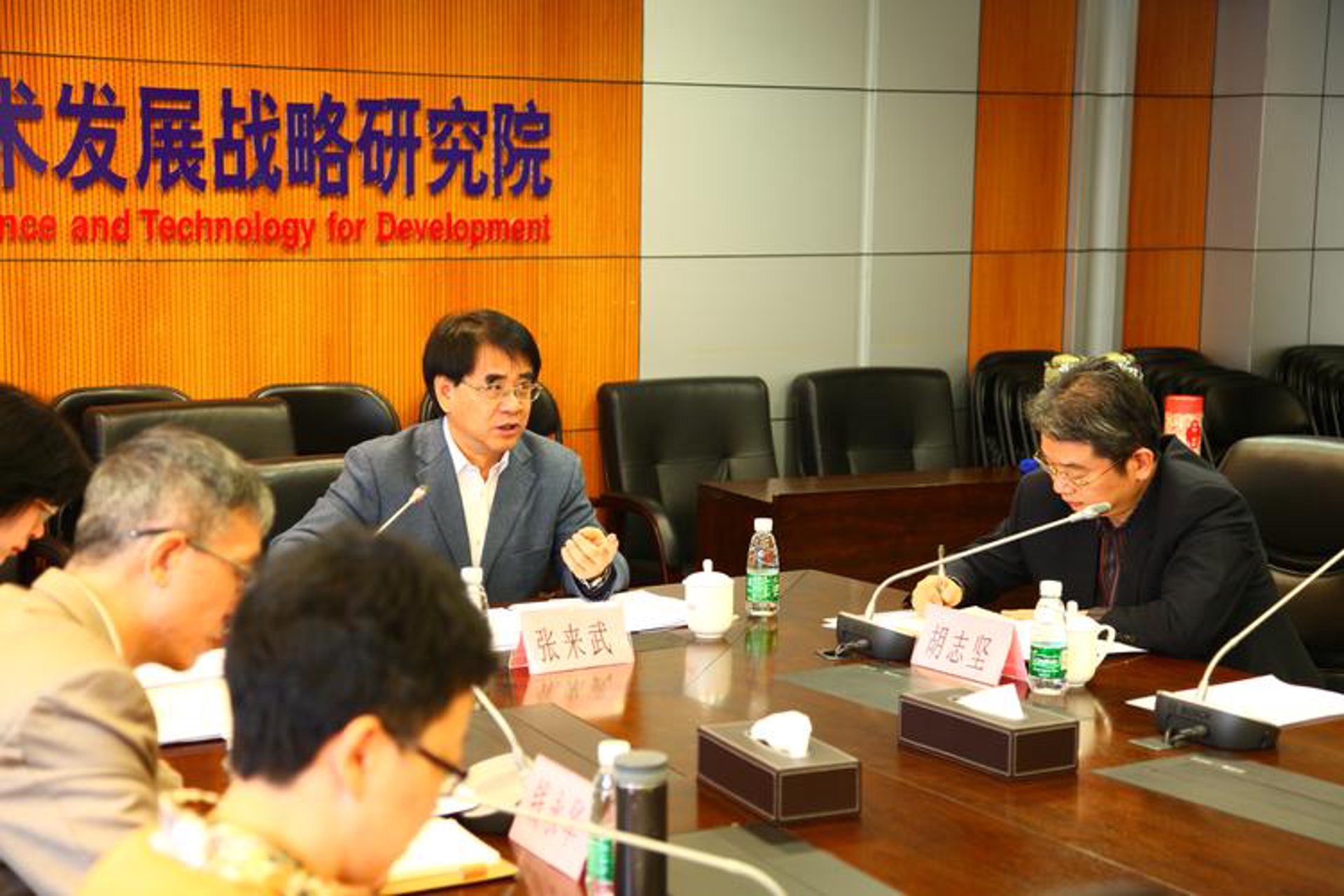 曌鹏伟业建筑
